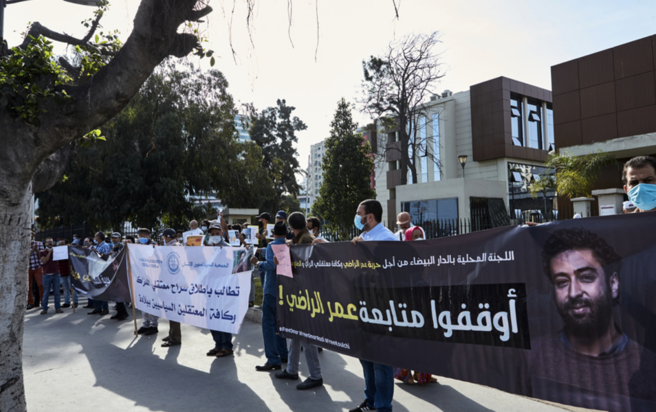 Demonstrationer framför rätten i staden Casablanca när rättsprocessen mot Omar Radi inleddes 2020.