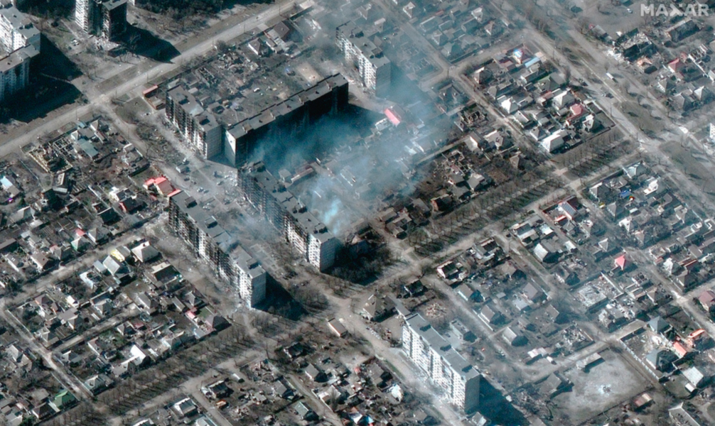 Brinnande och förstörda bostadshus i Mariupol i en satellitbild tagen på tisdagen.