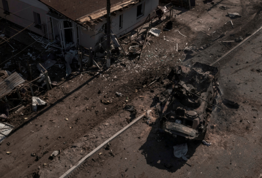 Ett utslaget ryskt stridsfordon har lämnats kvar vid Brovaryj, norr om Kiev.