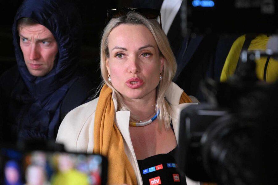 Marina Ovsjannikova lämnar domstolen den 15 mars efter att ha dömts till böter för sin protest i direktsändning i rysk stats-tv.