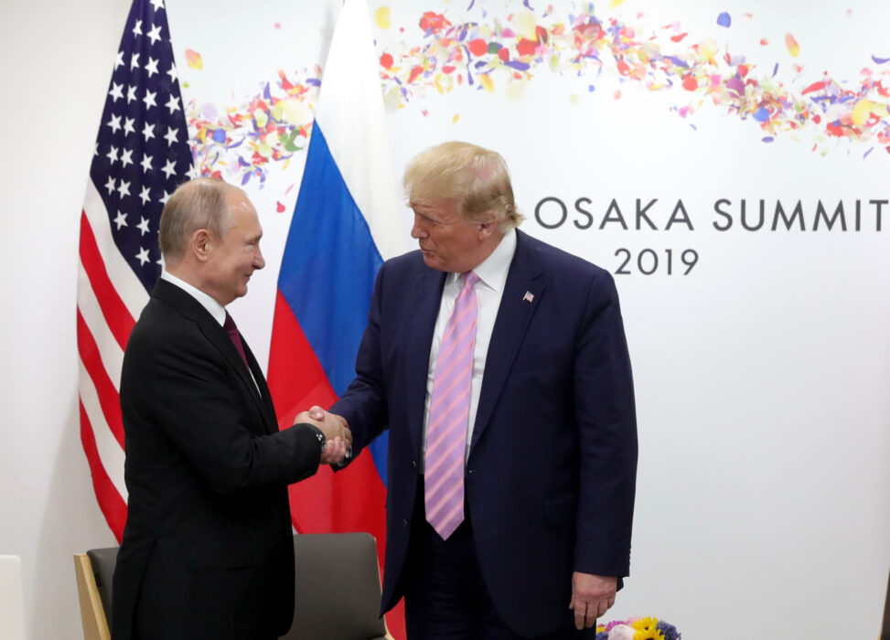 "Även nu efter invasionen av Ukraina talade Trump beundrande om Putin och kallade honom ”en smart kille”.