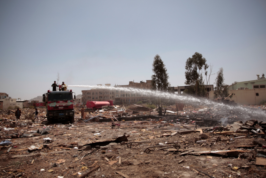 Räddningstjänsten släcker bränder efter flygattacker från den saudiskledda koalitionen mot två byggnader i Jemens huvudstad Sanaa i lördags.