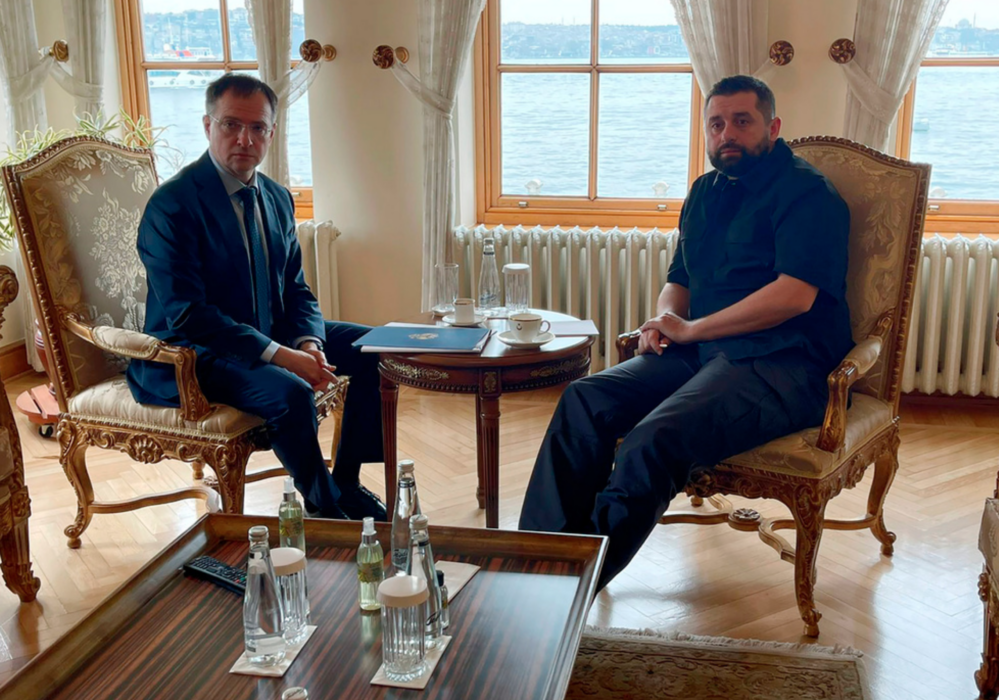 Vladimir Medinskij, som leder den ryska delegationen, under sitt möte med Ukrainas delegat Davyd Arachamia i Istanbul i tisdags.