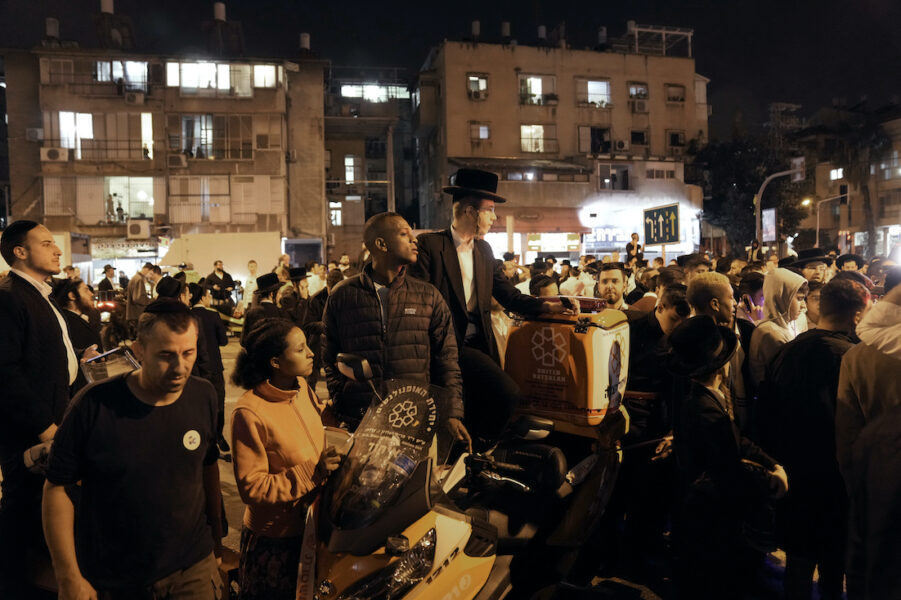 Människor samlas vid platsen för en attack i den israeliska staden Bnei Brak nära Tel Aviv i israel på tisdagskvällen.