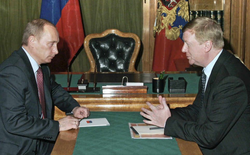 Anatolij Tjubajs (till höger) tillsammans med president Vladimir Putin.