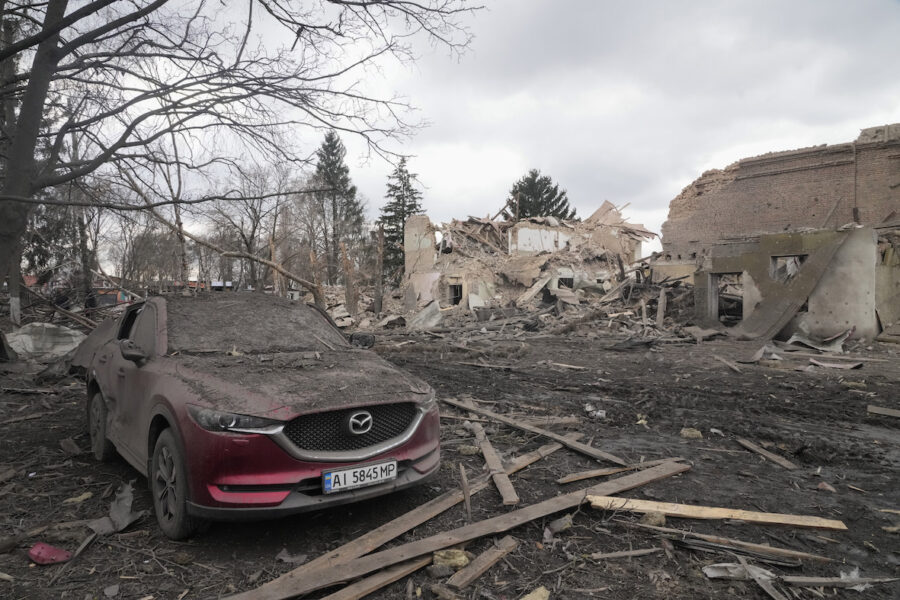 Förödelse efter en rysk lufträd i byn Byshiv, fyra mil väster om Kiev, i början av mars.
