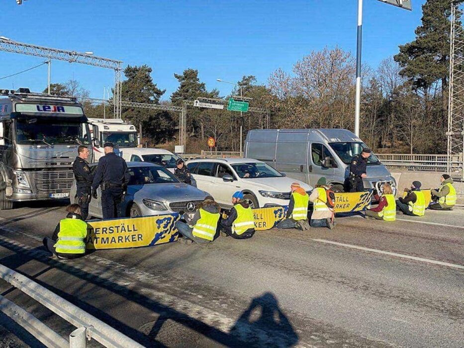 Bild från onsdagsmorgonens aktion på E20 i Stockholm.