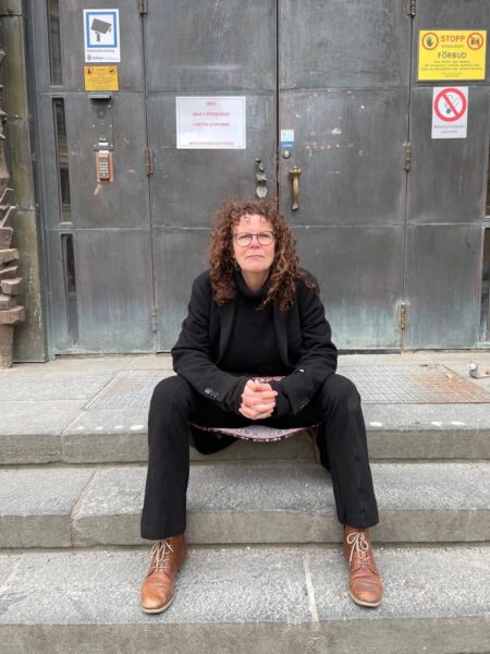 Helen Wahlgren väntar på sina meddemonstranter utanför Kronobergshäktet.