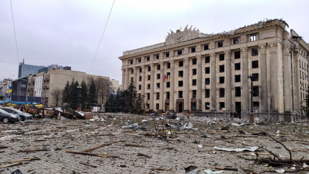 Ett myndighetshus på Frihetstorget i Charkiv efter vad Ukraina säger var en raketattack under tisdagen.