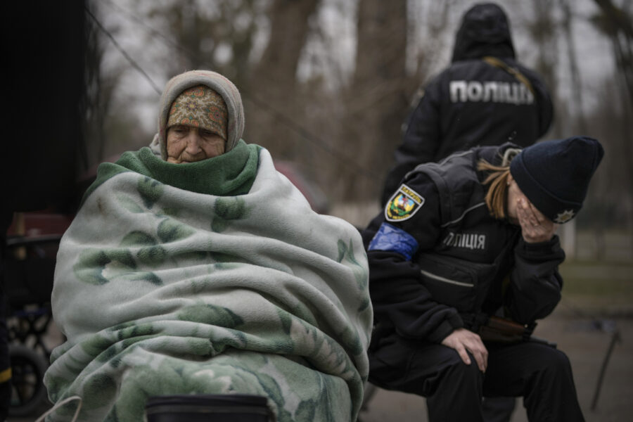 En ukrainsk polis överväldigas av känslor efter att ha tröstat människor som evakuerats från Irpin utanför Kiew.