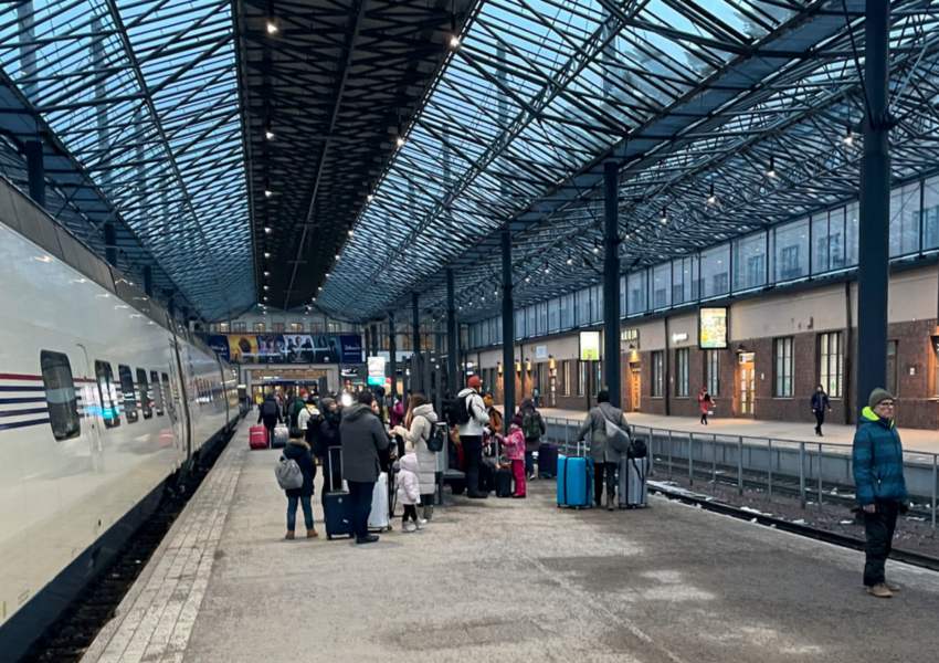 Passagerarna från S:t Petersburg flockas på Helsingfors järnvägsstation efter det att tåget rullat in.