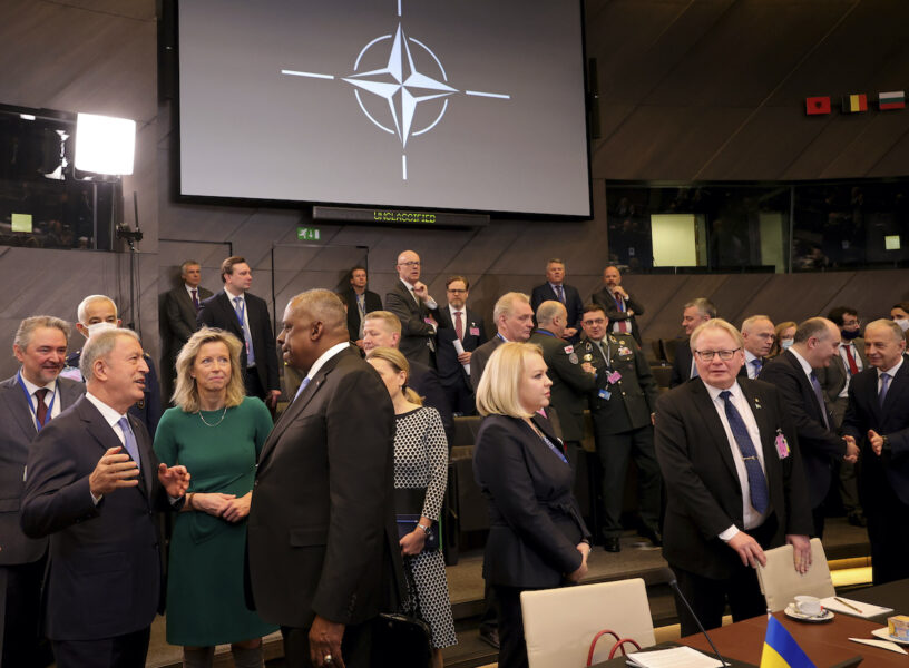 Försvarsministrar från Nato-länderna, samt Sverige, Finland, Georgien och Ukraina i möte i Bryssel under onsdagen.
