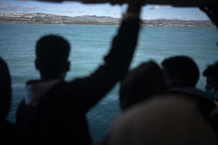 Minst 15 personer som tros vara migranter har hittats döda i Medelhavet utanför Tunisien och i Grekland.