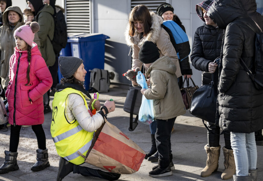 "Alla barn vill ha ett gosedjur", säger Anki Johansson, som har varit på plats i Verköhamnen i Karlskrona varje morgon och kväll den här veckan för att välkomna ukrainare på flykt.