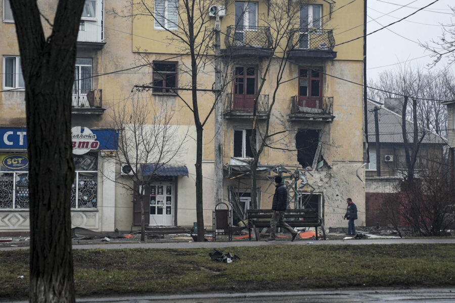 Flerfamiljshus skadat av artillerield i Mariupol den 2 mars.
