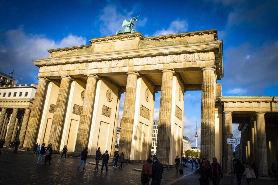 Brandenburger Tor var en symbol för preussiska Berlin och blev senare gränsen mellan Öst- och Västtyskland.
