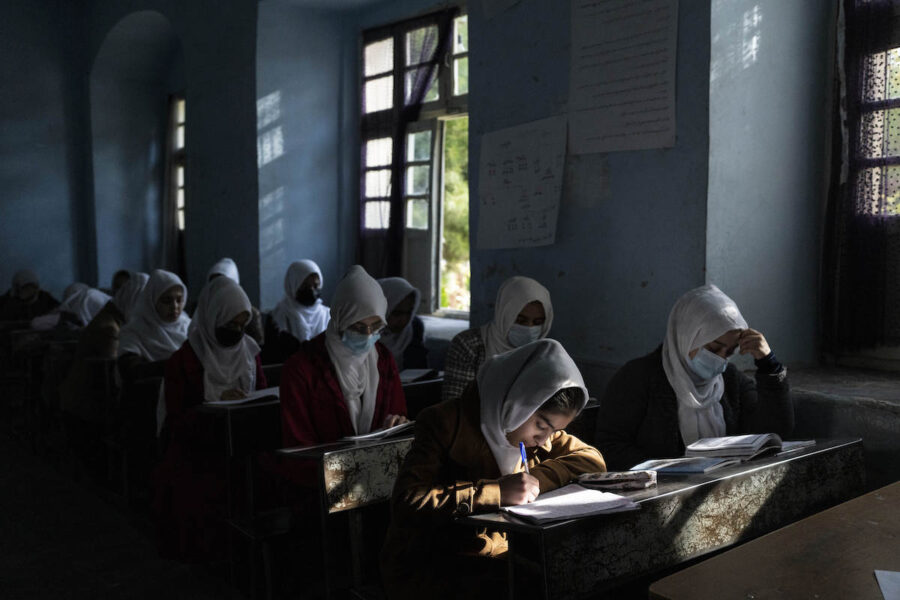 Flickor i provinsen Herat under en lektion på skolan Tajrobawai i november förra året.