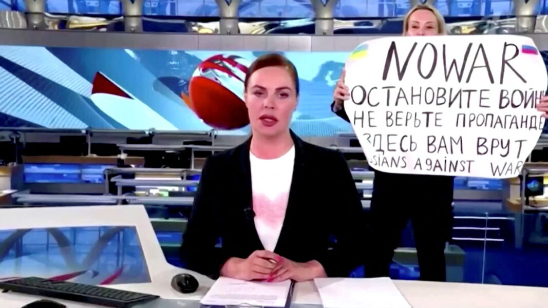 En kvinna som genomförde en aktion mot Putin i tv riskerar 15 års fängelse.
