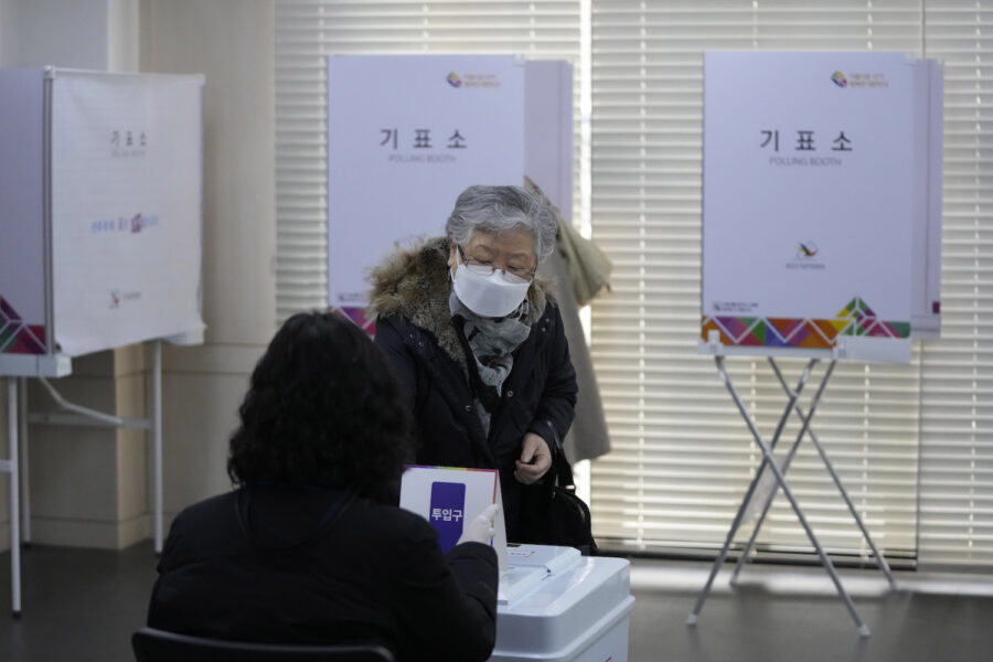 En väljare lägger sin röst i valurnan i en vallokal i Sydkoreas huvudstad Seoul på onsdagen.