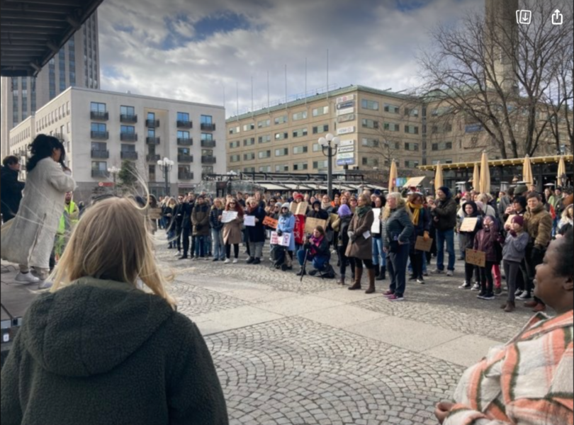På Medborgarplatsen i Stockholm samlades människor under lördagen för att protestera mot mäns våld mot kvinnor.