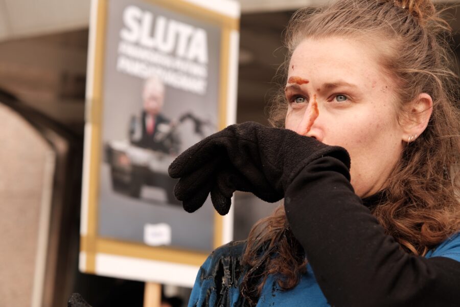 Johanna Sällqvist protesterar mot oljeimport från Ryssland.