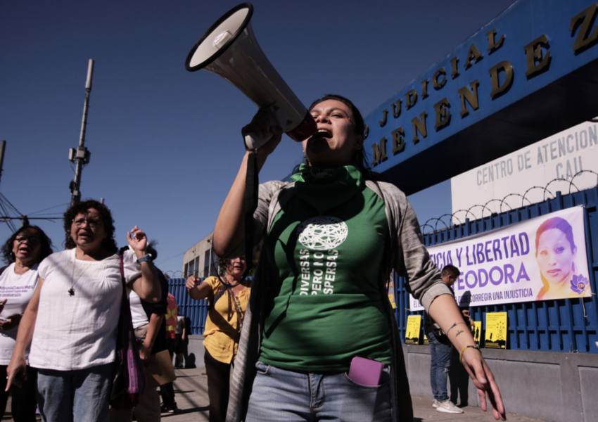Kvinnor protesterar mot El Salvadors abortlagar och kräver att kvinnor som dömts till långa fängelsestraff för att ha gjort abort släpps fria.