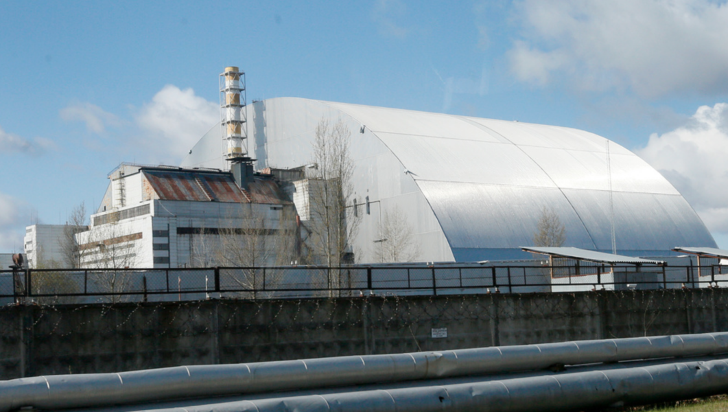 En relativt ny konstruktion täcker den havererade kärnkraftsreaktorn i Tjernobyl.