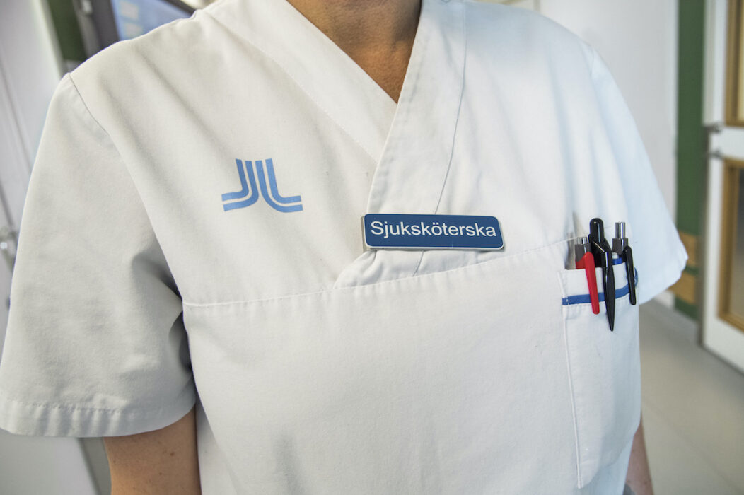 Många medarbetare inom den svenska hälso- och sjukvården, som domineras av kvinnor, väljer att sluta eller gå ner i deltid på grund av hög stressnivå och dåliga arbetsförhållanden.
