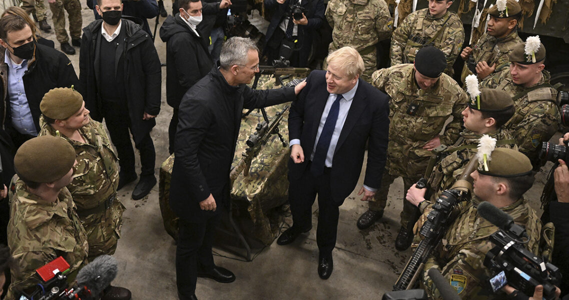 Natos ordförande Jens Stoltenberg och Storbritanniens premiärminister Boris Johnson på pressträff i Tallinn med Nato-soldater, med anledning av kriget i Ukraina.