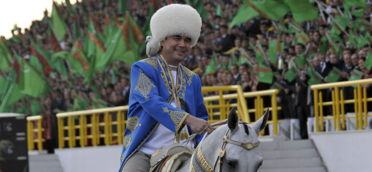 Turkmenistans president Gurbanguly Berdymuchamedov (på bilden) lämnar över presidentmakten till sin son.