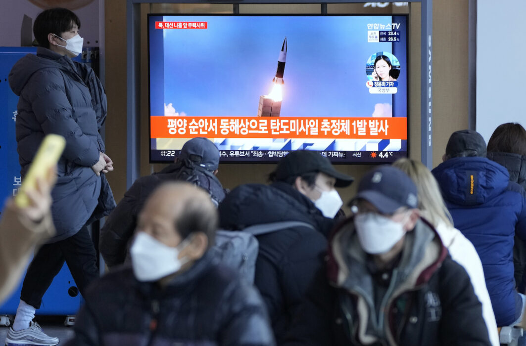 En tv-skärm i Sydkoreas huvudstad Seoul visar bilder från lördagens robottest i grannlandet i norr.