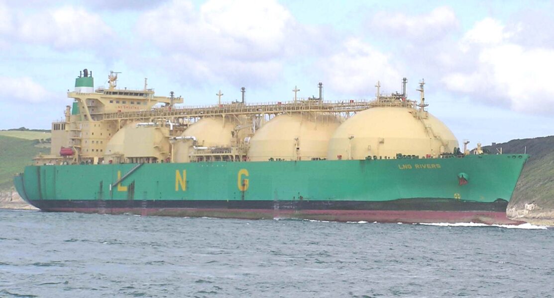 Ett fartyg kommer lastat med flytande naturgas.