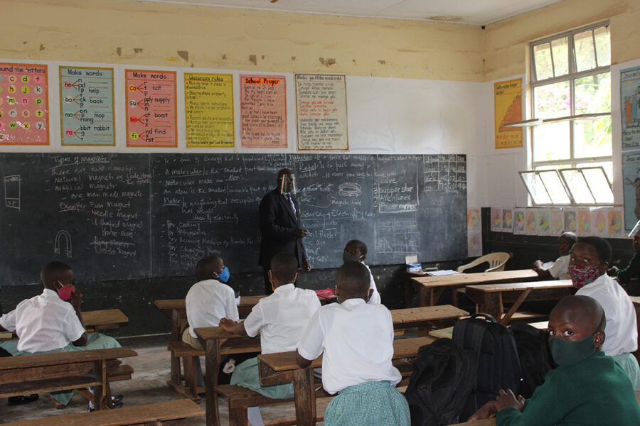 I början av året öppnade Ugandas skolor igen efter att ha varit stängda under lång tid på grund av coronapandemin – och nya regler slår nu fast att skolorna även ska välkomna elever som är gravida eller nyligen har fått barn.