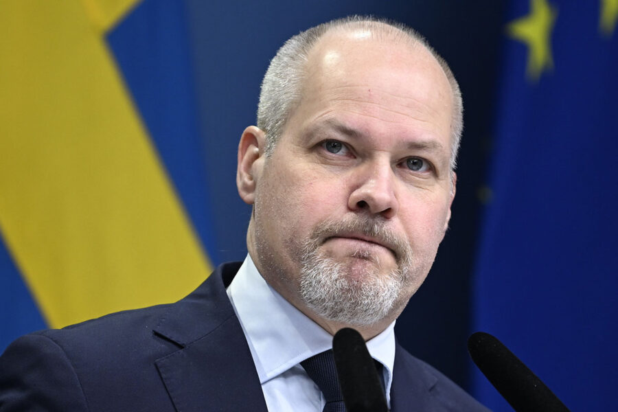 Svensk polis kommer att skicka drönare, hjälmar och skyddsvästar till Ukraina, uppger justitie- och inrikesminister Morgan Johansson (S).