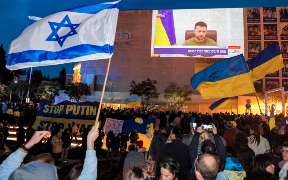 Israeler samlades i Tel Aviv i Israel på söndagen för att lyssna till ett videoanförande riktat till Israel av Ukrainas president Volodymyr Zelenskyj.