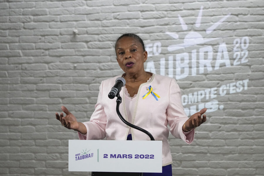 Under ett tal i Paris i dag meddelade Christiane Taubira att hon drar tillbaka sin kandidatur till det franska presidentvalet.