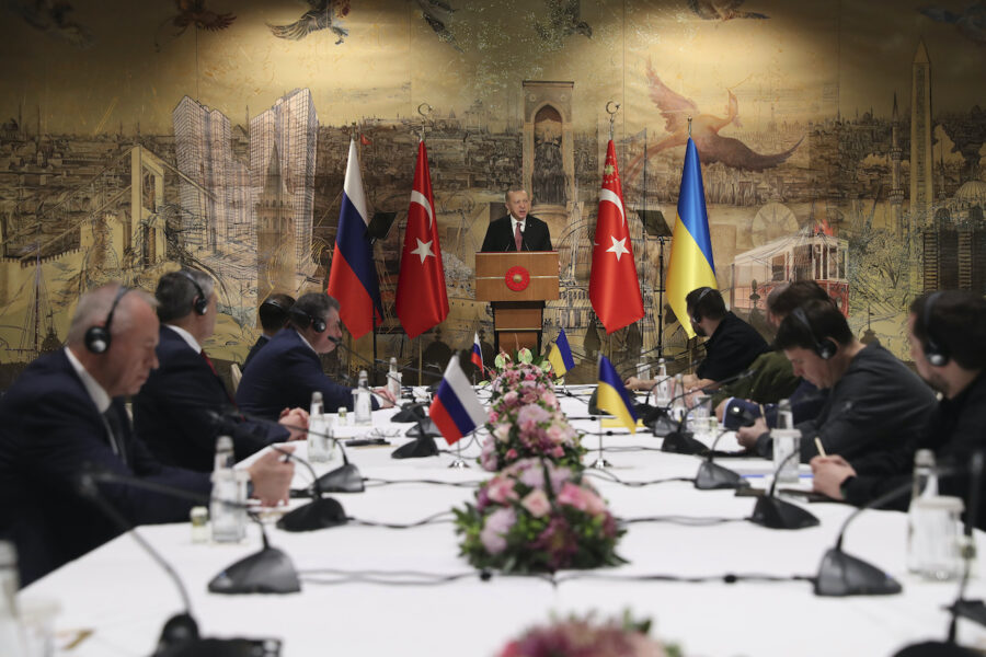 Turkiets president Recep Tayyip Erdogan håller ett välkomsttal till delegationerna från Ryssland och Ukraina.
