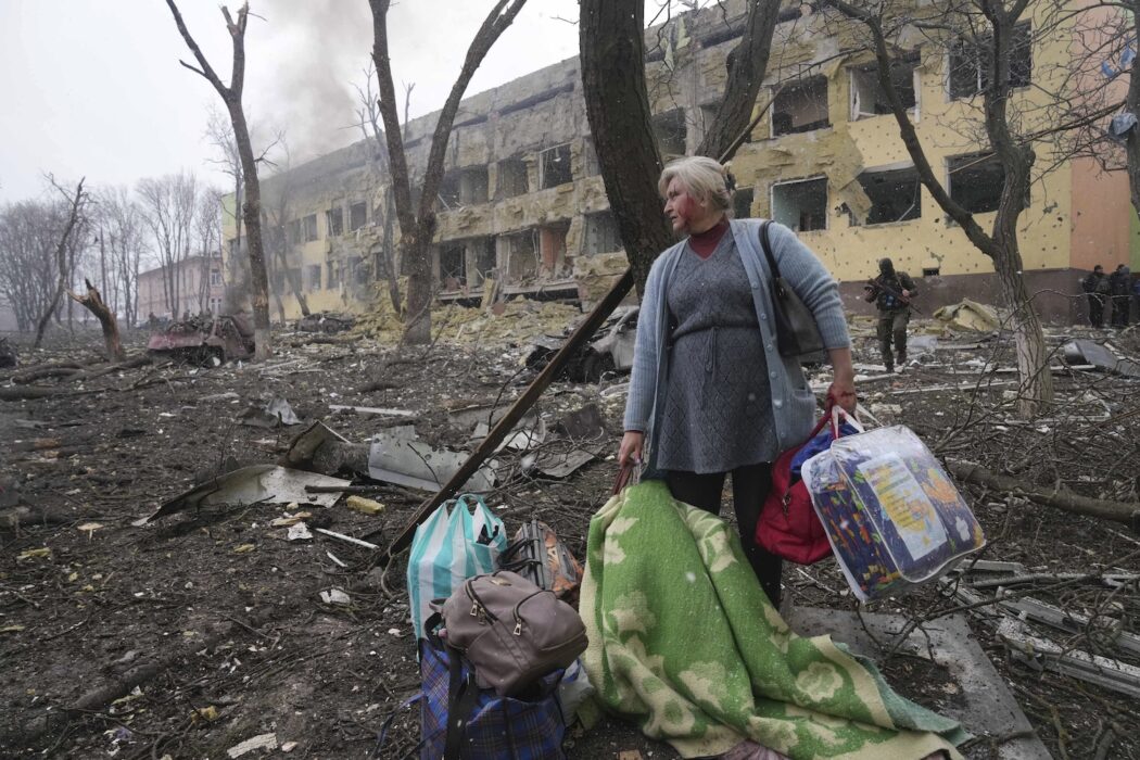 Ett sjukhus i Mariupol skadades svårt av bomber under onsdagen.