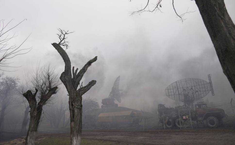 Rök stiger upp från en flygbas efter en rysk attack i Mariupol i februari.