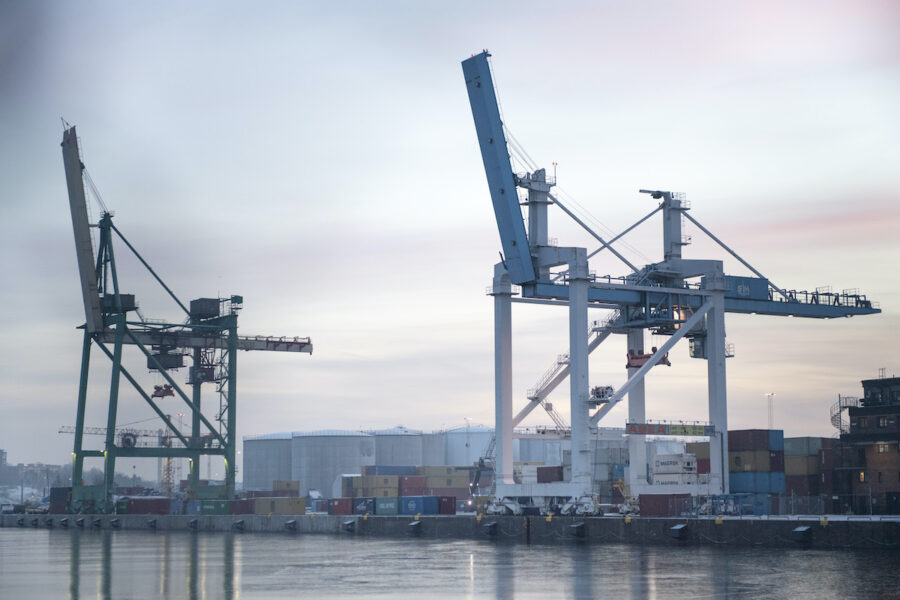 Svenska hamnarbetarförbundet har varslat om blockad av ryska fartyg.