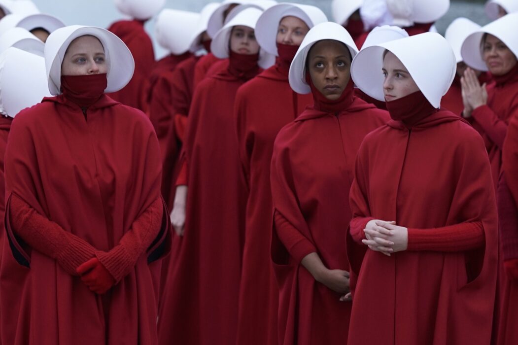 En scen från inspelningen av tv-serien The Handmaid’s Tale.