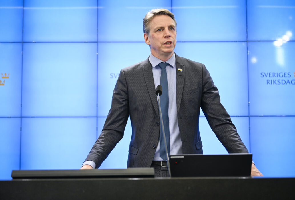 Miljöpartiets språkrör Per Bolund presenterar ekonomiska krisstöd till hushållen vid en pressträff.