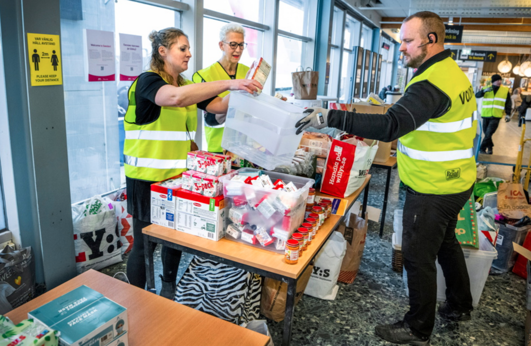 Volontärerna Emma Solander, Birgitta Welander och Thomas Odeltorp bullar upp på "babybordet" i ankomsthallen i väntan på att dagens Polenfärja ska lägga till.
