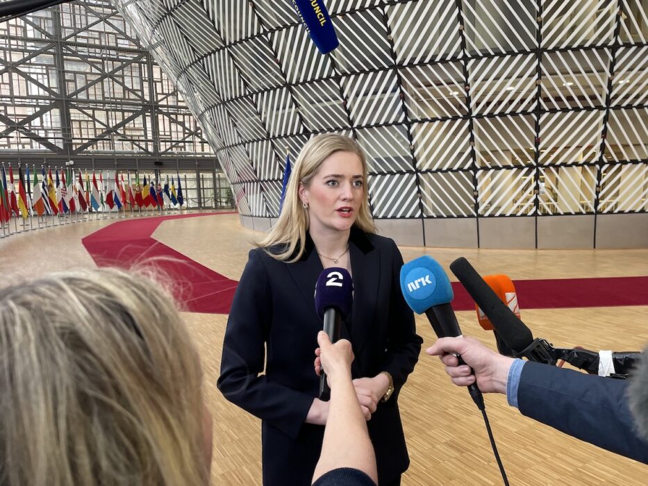 Norges justitieminister Emelie Enger Mehl på väg in till måndagens möte med EU-ländernas migrationsministrar i Bryssel.