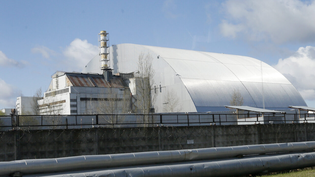 Den sarkofag som omgärdar den havererade reaktorn i Tjernobyl.