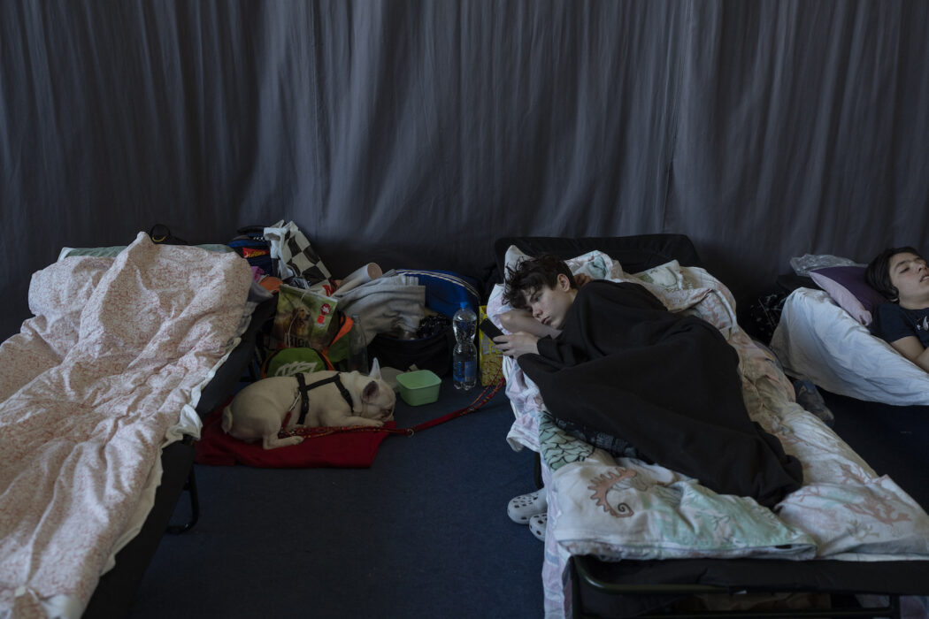 Nästan var fjärde av Ukrainas 44 miljoner invånare har drivits på flykt sedan Ryssland inledde sitt invasionskrig den 24 februari, här i ett tillfälligt härbärge i en skola i Przemysl i sydöstra Polen.