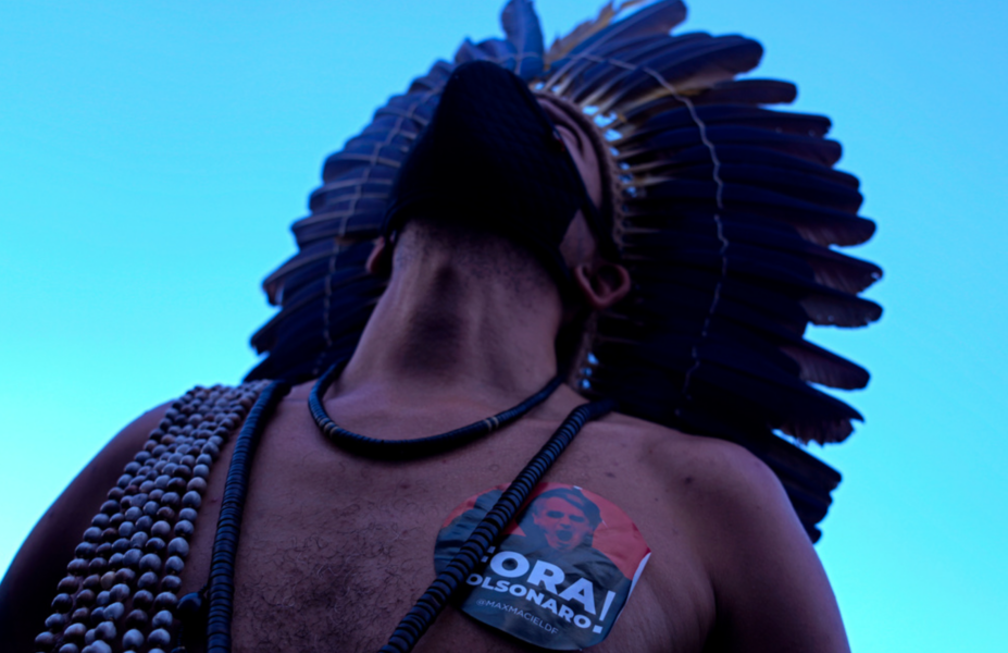En brasiliansk urinvånare demonstrerar med ett klistermärke på bröstet.