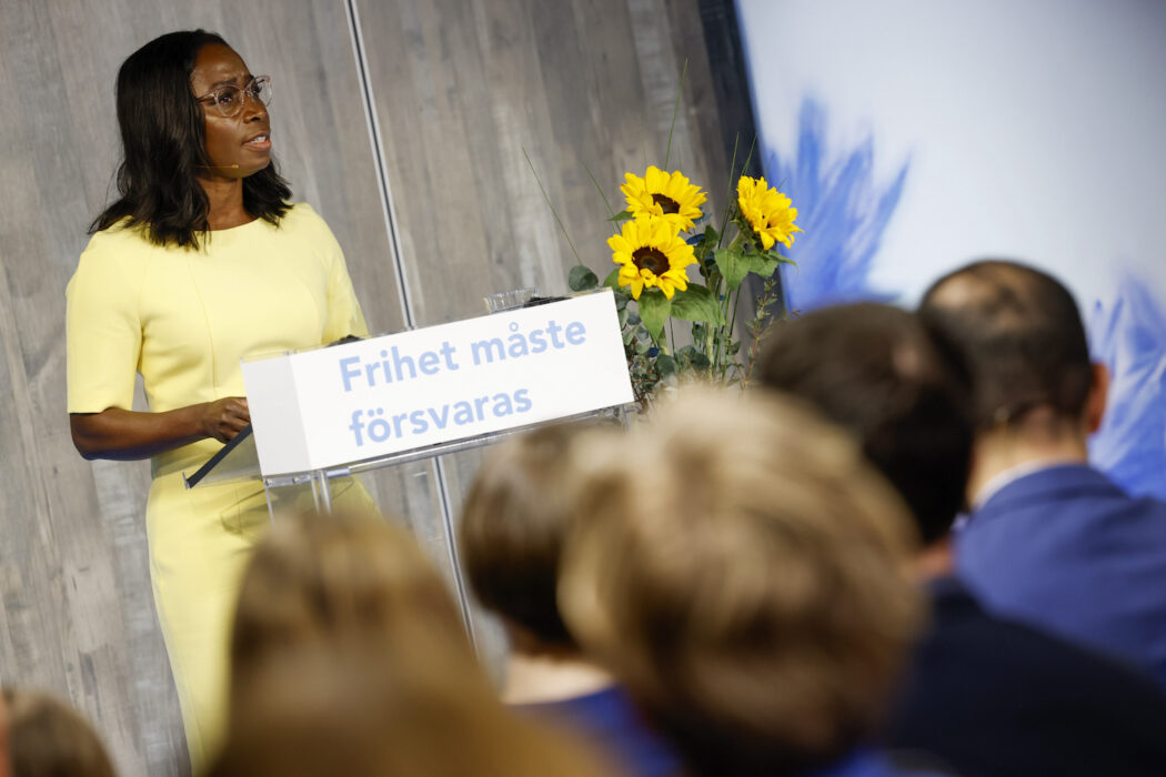 Liberalernas partiledare Nyamko Sabuni talar under partiets riksmöte.