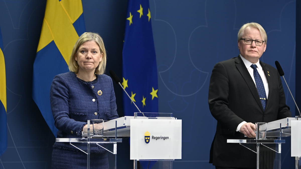 Statsminister Magdalena Andersson och försvarsminister Peter Hultqvist föreslår att försvaret stärks.