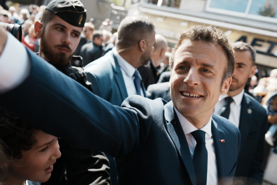 Frankrikes president Emmanuel Macron möter väljare under valdagen.